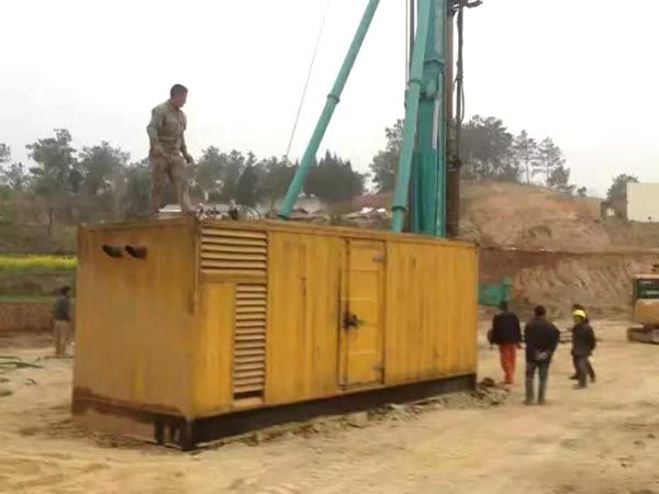 古塔如何判断水冷式机油散热器密封件是否需要更换？